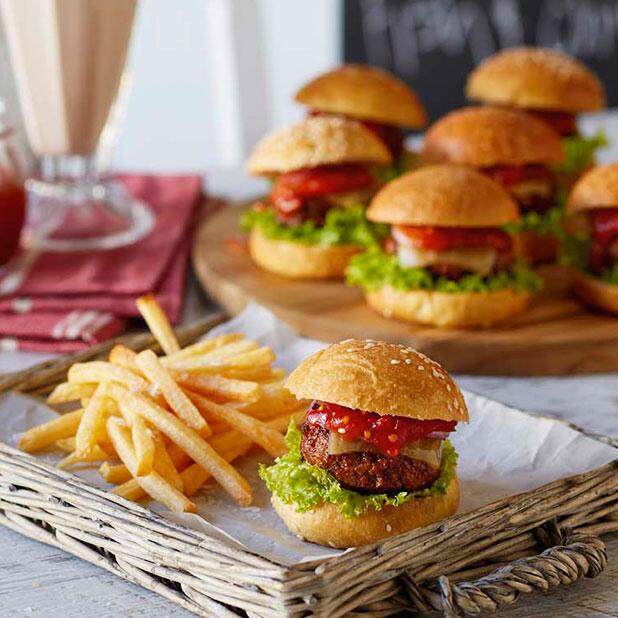 Макдональдс бигтейсти. Гамбургер домашний. Бургеры в тесте. Пицца бургер. Бургеры в домашних условиях.