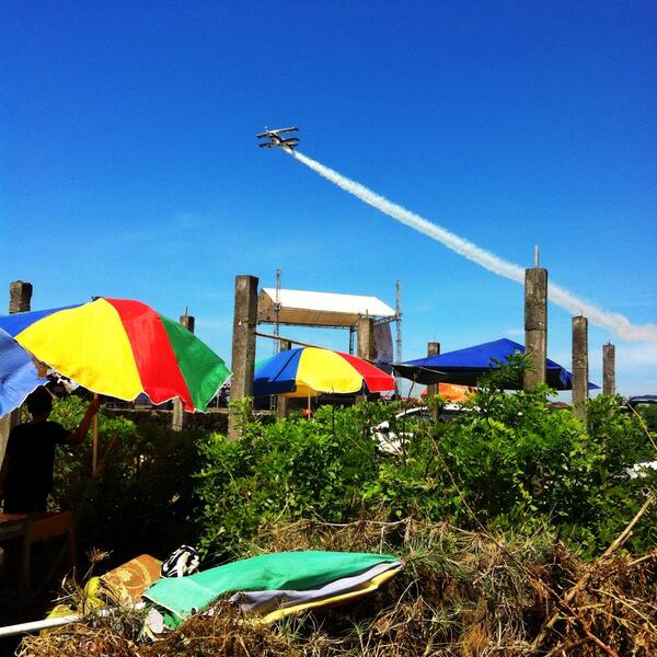 #JogPict <a href="/JogjaAirShow/">IG: JogjaAirShow</a>: Pesawat aerobatik melintas Pantai Depok Yogya. #JogjaAirShow 2014