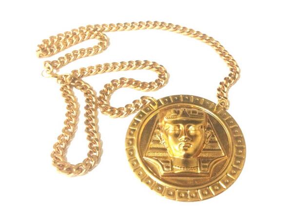 Designer_Porn's tweet photo. Versace Gold Chain. #DesignerPorn http://t.co/fLUVQqG13b