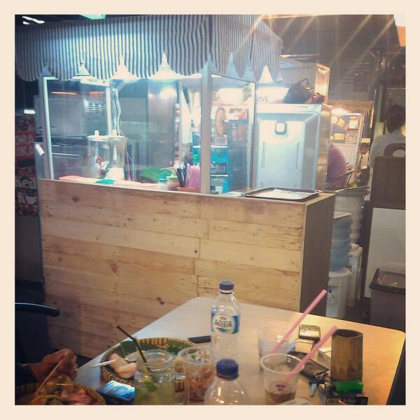baron_rf1's tweet photo. Le'Bons kitchen at hyperpoint pasteur (giant)..mari http://t.co/FeyeGSby0l