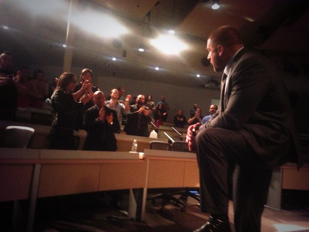 BhnUoCbIEAADWH_.jpg:large