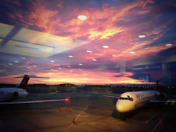 Megan_Hennings's tweet image. Being up early on a Saturday isn't too bad when you get to see this. #perfectsunrise #timefortakeoff @Delta
