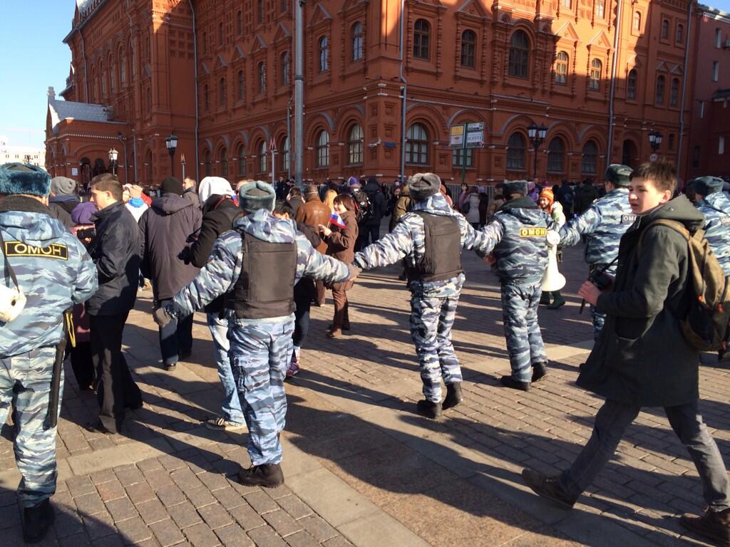 Вышедший рано утром отряд. Отряды Навального. Кожная на Манежной. Брюггер на Манежной. Утро в Питере после гуляний.