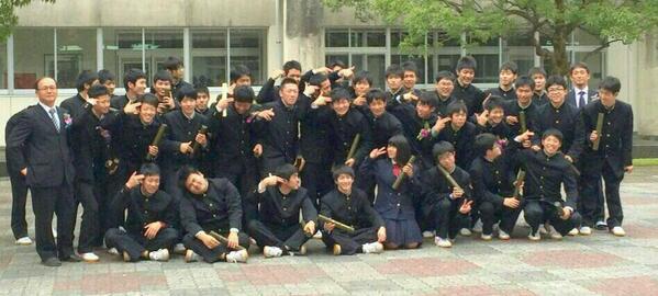 moaiex1226's tweet photo. 卒業式終わったね。
式中色々思い出して泣いてました。
3Eのおかげで色々楽しかったし、
学校めっちゃ行きたくてたまらんかったくらい高校生活めっちゃ充実しました。
東京いくまでにいっぱい遊びましょう。 http://t.co/1mB5MmLHhT