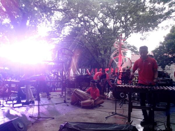 ImagineBdg's tweet photo. Penampilan dari Saung Angklung Udjo #LaunchingTamanMusik http://t.co/nT3efZW5ed