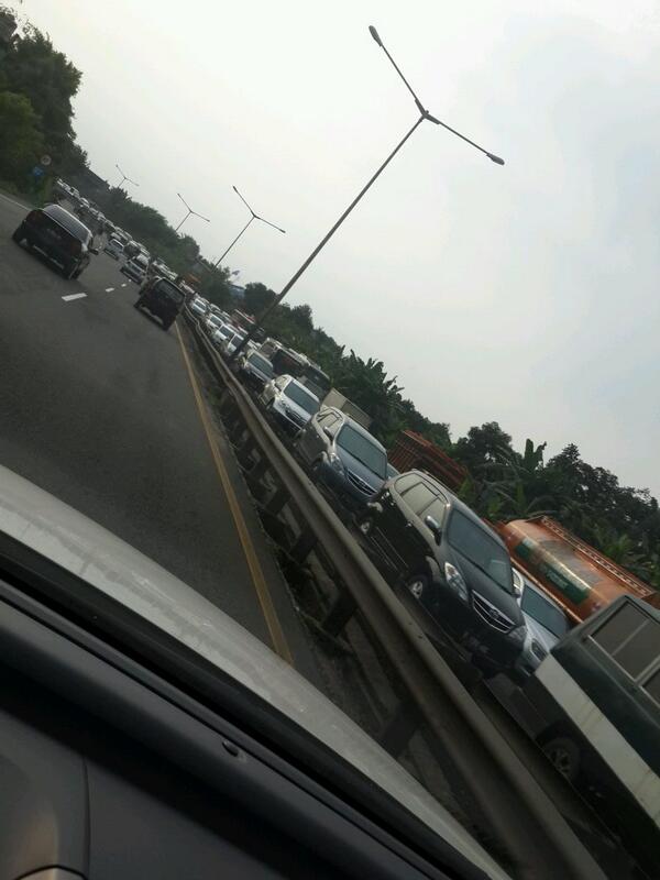 Yang mau keluar bintaro via tol veteran sabar ya...<a href="/infobintaro/">Info Bintaro</a>