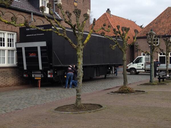 cindyheinen83's tweet photo. Ik zeg laat het feestje maar beginnen🎉🎉. Kwoaje keie plein http://t.co/fuvwFTwyfi