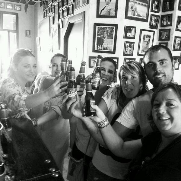 InmaCaroFndez's tweet photo. Cervecitas @remegomezjim @marijosepc @amahe82 http://t.co/myGp6TyZCN