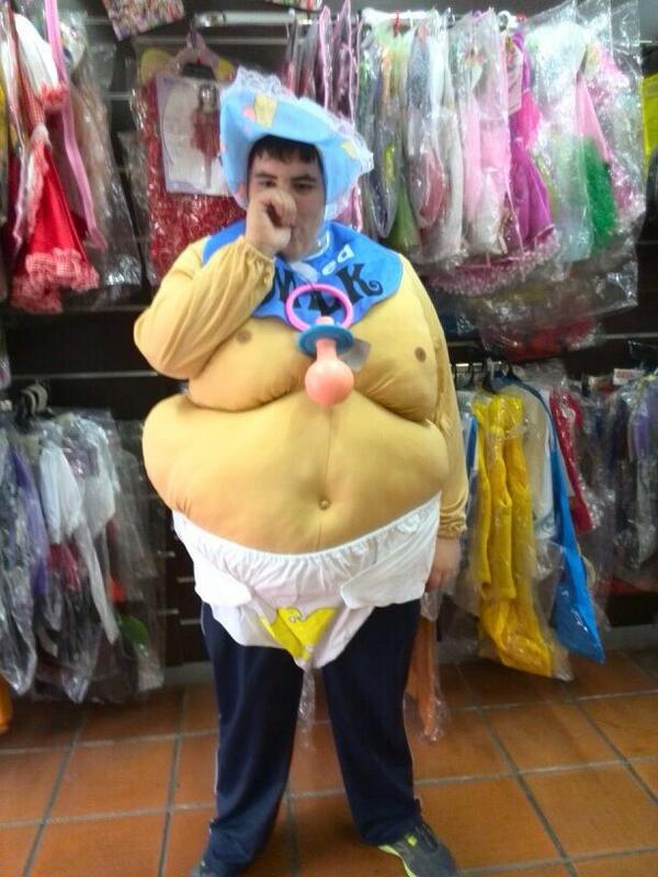 atmjavito22's tweet photo. Pa vuestro deleite el disfraz de hoy en la tienda ser buenos k solo es un niño jajajaja http://t.co/2BmqatukIq