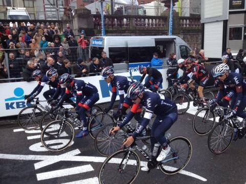 OmloopHNB's tweet photo. Na een minuut stilte:  vertrek #ohn http://t.co/5jVtwdfAOS
