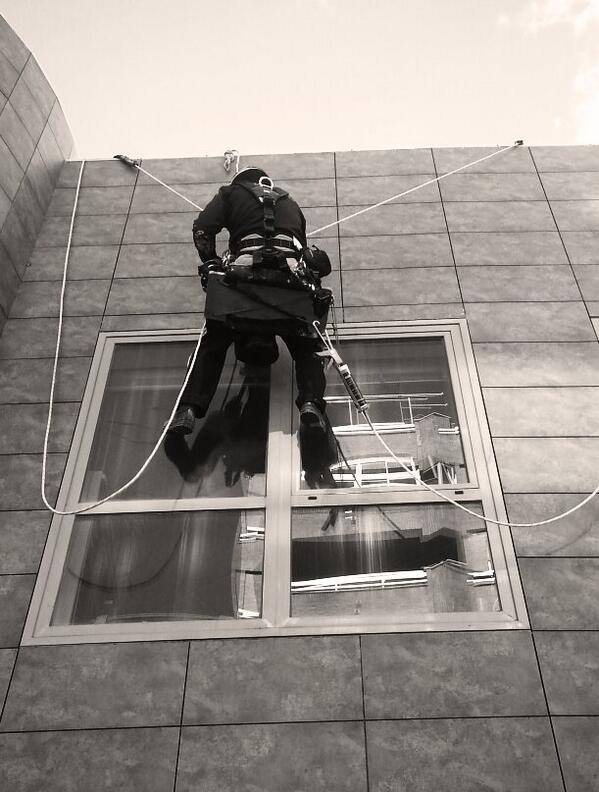 multyverti's tweet photo. ( Edificio juzgado de lo penal n 4 )Sellados de juntas para evitar problemas de humedades http://t.co/imObeYUbNo