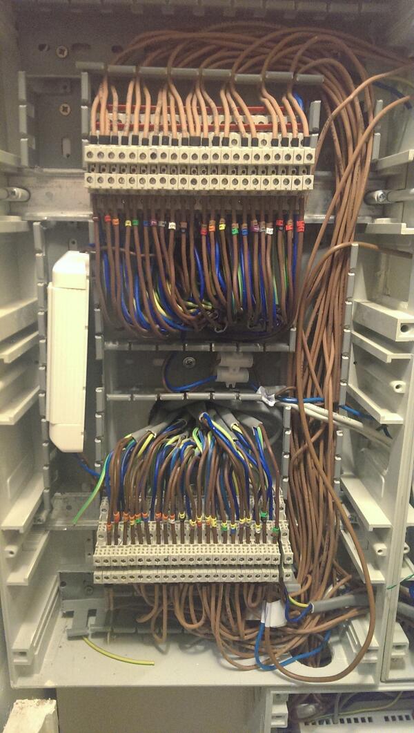 Xclusivecinemas's tweet image. 1 out of 5 enclosures stripped and done properly! #Repairjobsagain #Badinstall #RLDRESCUE