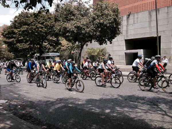 ElUniversal's tweet image. 11:10 am Ciclistas se manifiestan recorriendo bulevar de #ElCafetal #Caracas  (vía @mendeztavo) #1M