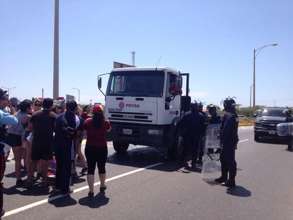 resistencia_PF's tweet image. Trabajador de Pdvsa insulta a los estudiantes. Hermano, esta lucha también es por ti