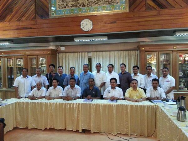 pemudaperak's tweet photo. Perjumpaan Kp2 Bahagian Ng Perak Bersama YAB MB Perak @ZambryAbdKadir @hairul_own http://t.co/B7ETdXqo12