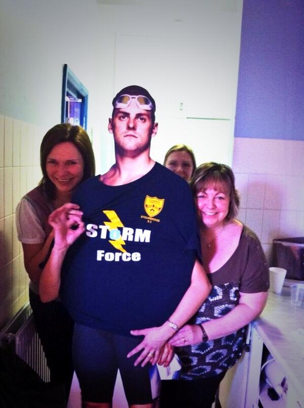 @StourSC helping out at Worcs County Champs today with little help from <a href="/LiamTancock/">Liam Tancock</a> Loving the t-shirt!