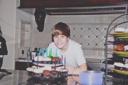 Fitryaaak's tweet image. HI! Happy Birthday Justin @justinbieber , you are 20 now but, forever 16 &amp;lt;3