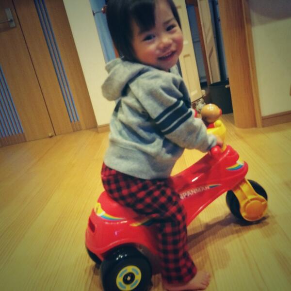 Aho1t's tweet photo. 胃腸炎もらった(*´ỏ`*)甘々な父ちゃん、今日ドンキに遊び行って太成にバイク買ってきた（笑）あんま楽しそうだったけん買ってしまった、葵怒らんでよ！て言われたw自分のお小��いから買う分は何も言わんし！（笑）乗り回しよるʕु-̫͡-ʔु http://t.co/5CkVgQic1E