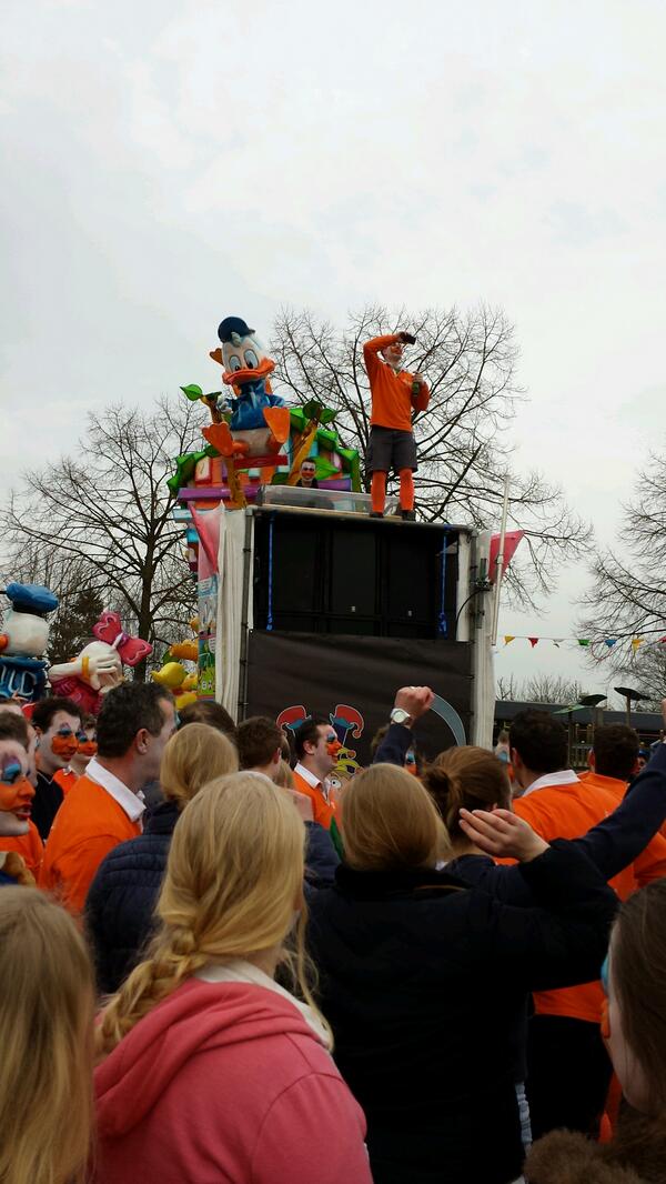 rtvoostcarnaval's tweet photo. Gisteravond nog beschadigd, vandaag 1e plek in Rossum voor @CVdeKeurnmeaier  http://t.co/OFNLpi3oAx #carnavalov