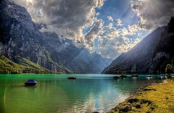 China_Travel_b's tweet photo. 黄山翡翠谷。透明度が非常に高い大小の池が数百余り分布しており、山が映り込み翡翠のような色を映し出す事から呼ばれている。（安徽省） https://t.co/wzYHqMLpCe