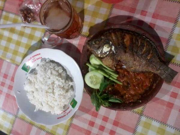 Tarisarisaa's tweet image. Ini makan duluu :) RT @Ernicurut: Laper bangeet -,- #kodee&quot;