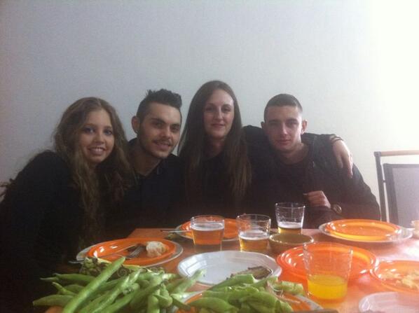 mari_richarte's tweet photo. La familia Adams jajaja @Ali_ayv #EstupendoDia!!! http://t.co/5Mu6JH4gsf