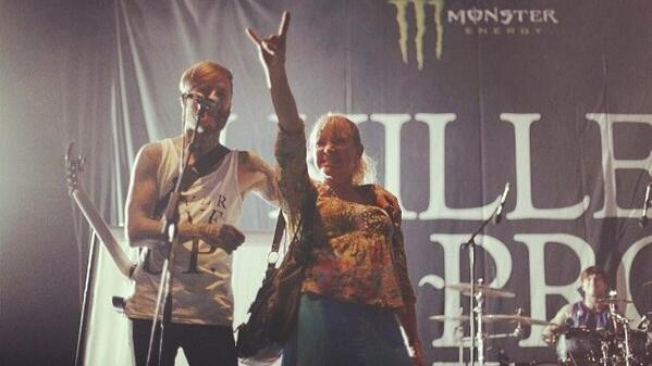 Ibu Jona Weinhofen naik ke panggung saat I Killed The Prom Queen tampil di Soundwave Fest Australia \m/