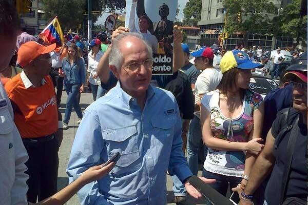 2001OnLine's tweet photo. Ledezma acompaña a ciudadanos para realizar caravana desde Santa Mónica/ Foto: @alcaldeledezma http://t.co/JJjmZGowT5