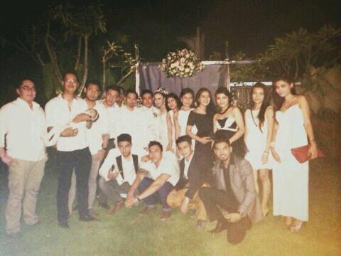 AjunPerwiraFC's tweet photo. "@LA_Dangers: #PictAJUN @AjunDangerous di wedding party sahabatnya hehehe :3 Bos Ajunnya kapan nyusul ya *eh :p http://t.co/0NrydT0fve"