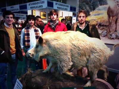 PacoPlaza1's tweet photo. Buena mañana en la feria de la caza. @pocho_poch @Ssillerito @joaquinmcr http://t.co/EpWXxQybQO