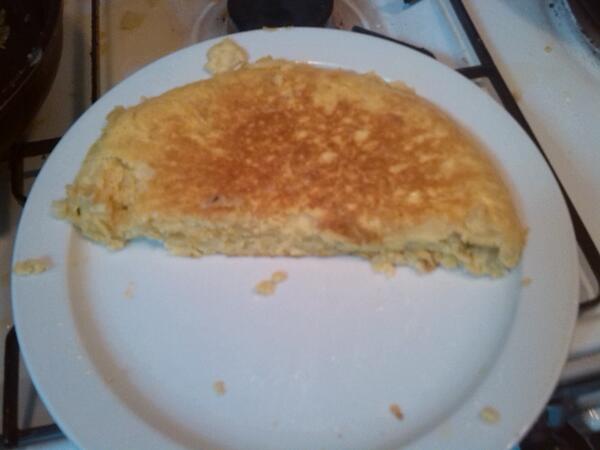 rumaas's tweet photo. Experimento tortilla con @_crismarin superado, a pesar de las adversidades ha salido adelante jajajaja http://t.co/dXUdKO17cA
