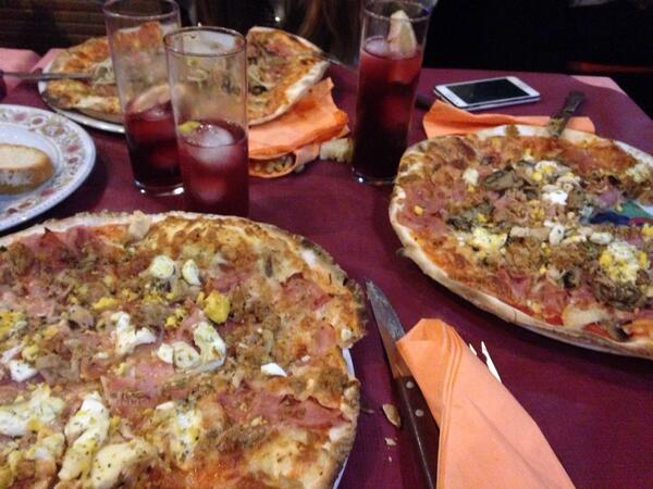 patrifd's tweet photo. Guzzi  🍕🍕 @verodh94 @MAngelesArtes @mireyacabeo @rociorp94 @Jose_Estevez_11 @Juanmarubio18 http://t.co/hHDb42pRYL