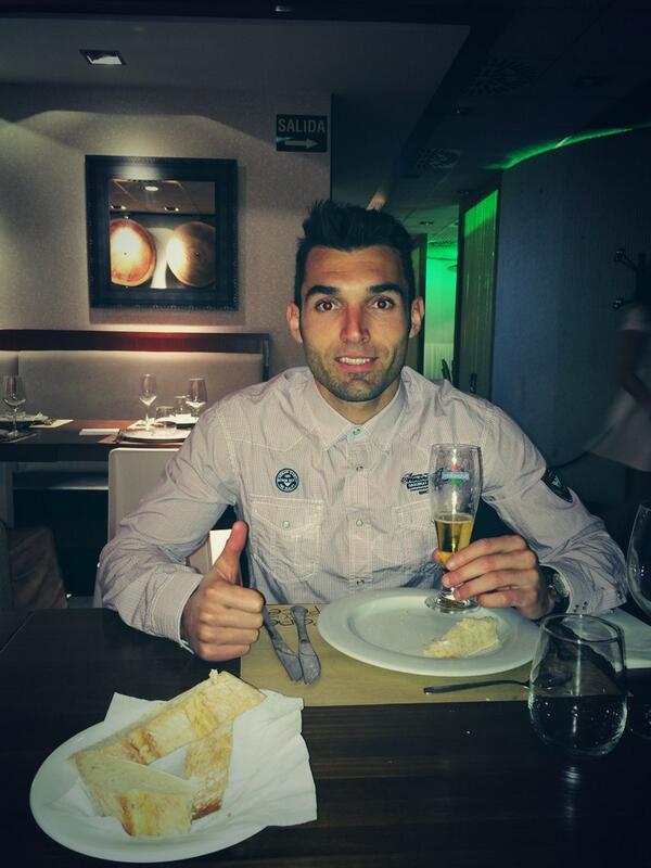barral23's tweet photo. A celebrarlo como dios manda !! Con la familia y una cruzcampo .. http://t.co/PPAUBildIX