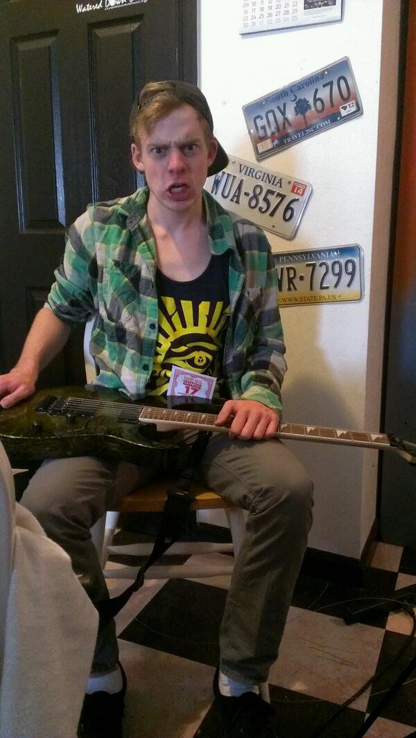 UTWSofficial's tweet image. Jerred broke a string during practice #guitarproblems #messingup #bandpractice