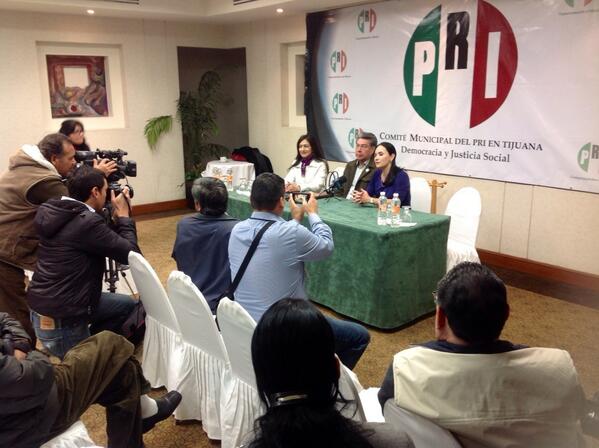 Estamos llevando a cabo conferencia con el tema de reforma política <a href="/SamuelAguilarS/">Samuel Aguilar Solís</a> y Franciscana Krausse.