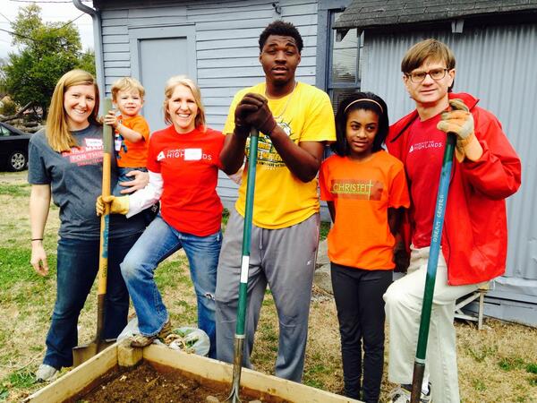 LibbyLlassiter's tweet photo. Gardening w/CHRISTFIT team for SERVE Saturday. Our kids live serving their neighbors and earning CHRISTFIT hours! http://t.co/SNoO1sSFzg