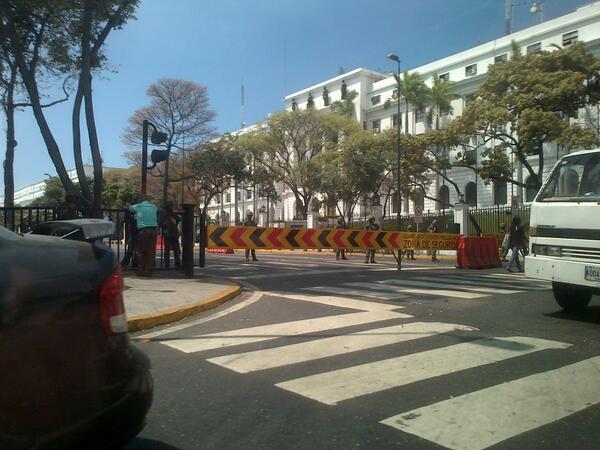 PadreJosePalmar's tweet photo. ¡Barricada y tranca a Miraflores! Maduro sufre una disfonía,  parte de la agorafobia por la cual atraviesa. http://t.co/J6SiXzps3q
