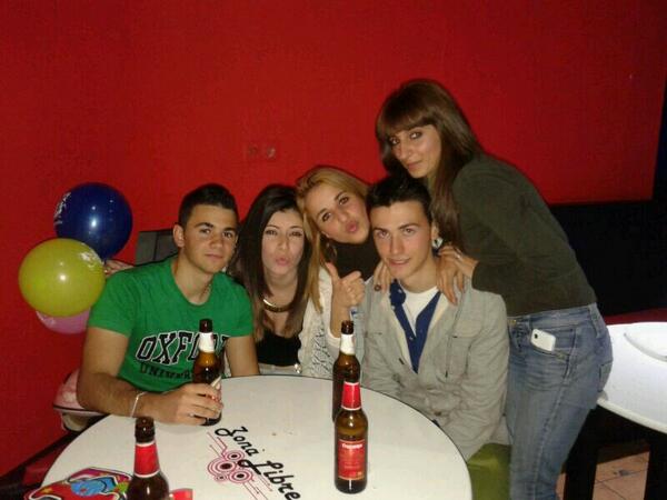 Piligonzalez_8's tweet photo. Una tarde perfecta con los mejores @AliciaRuizOrtiz @Anaa_ct @juanmi_uj @francoino3 :") http://t.co/gdFeB7dmwY