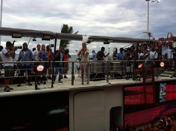 gvtoficial's tweet photo. Tá acabando, mas ainda dá tempo de curtir um pouco mais da Ivete no #TrioGVT! http://t.co/8Uux724ZX4 http://t.co/H7tb5fQ7Wo