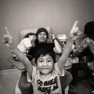 faankzm's tweet photo. Abie &amp; amira ikut nemenin ayah donor darah, mimieh yg motoin deh http://t.co/2HngoxZ27A