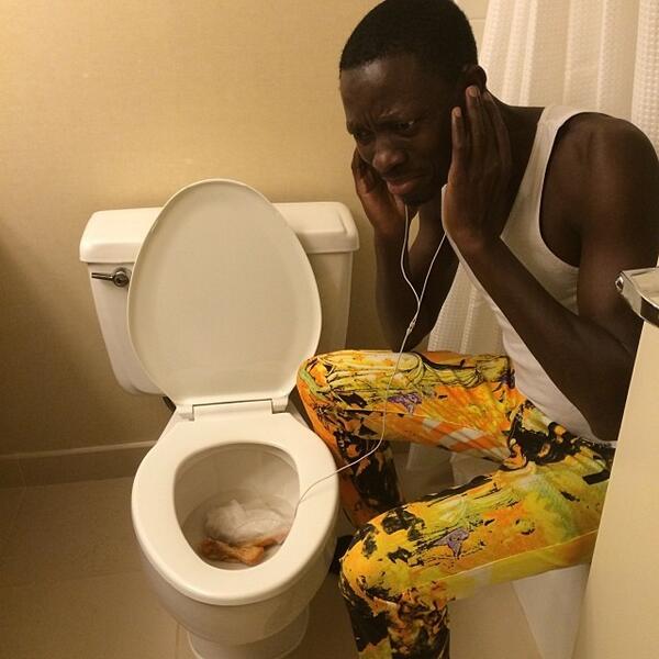 AdedoyinOre's tweet photo. Lmao “@MeekMill: Them jeans should b in the toilet too.😭 RT @MichaelBlackson: I'm listening to @meekmill http://t.co/cvYYFUvI92”"