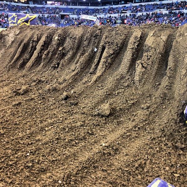 2strokesforlife's tweet image. Nasty ruts in #Indianapolis - lots of interest with this race tonight
#emig #supercross
 motom.ag/IndyLIVEBlogFe…
