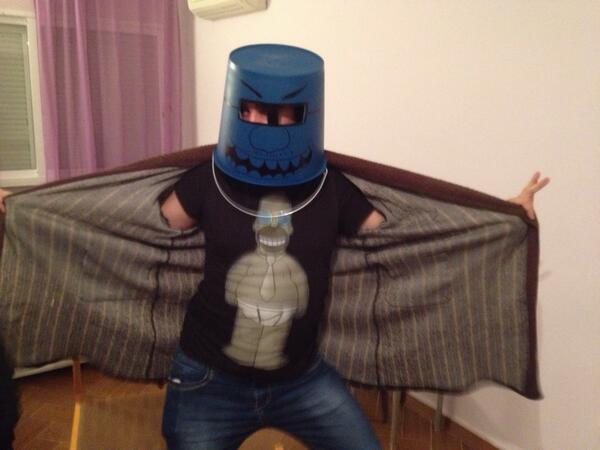 ManOwaRFreaK's tweet photo. @ElTitoMask disfrazado de cu-bata xD http://t.co/RR6037VIG6