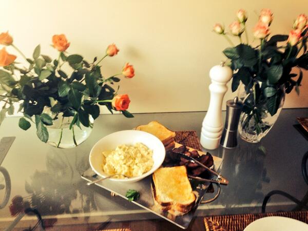 MrsJadeyRyan's tweet photo. #hebuysherroses#shecookshimbacon#romance http://t.co/1FgG1fSB7o