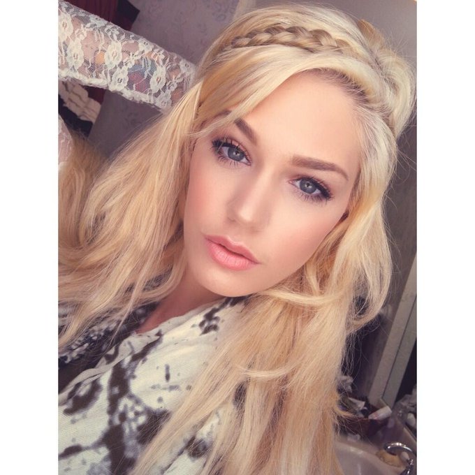 I'm so effin bored. 😭 I'll drink wine I guess. 🍷 http://t.co/asJhHKZchL