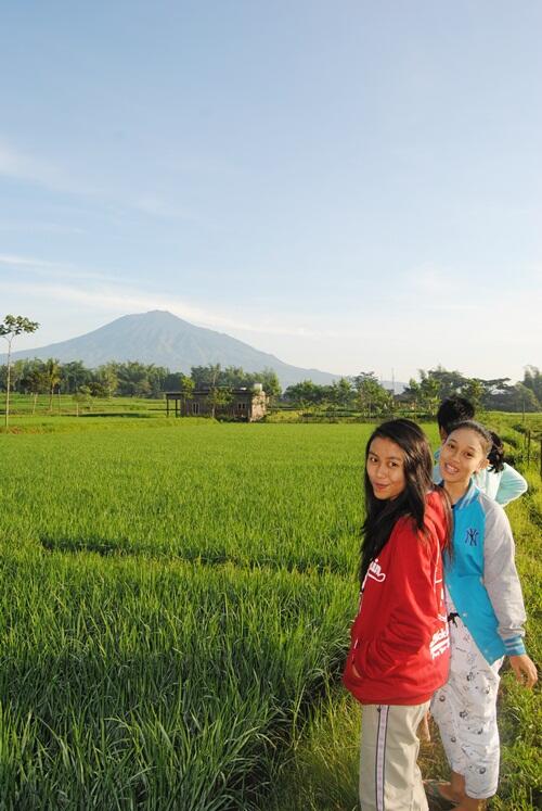SEBAP_SKENGHA's tweet photo. "mendaki gunung, lewati lembah" - Ninja Hatori RT @Liidaaaaa: Ke bukit lewat sawah biar cepet :D @ridaaajnam_ http://t.co/SbJ4OKxtxB