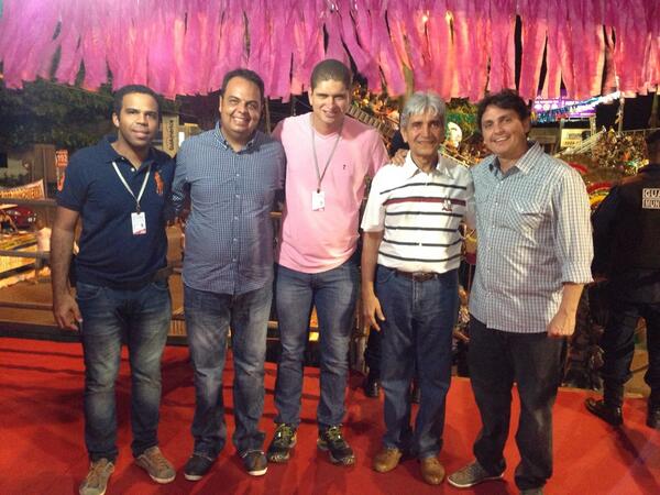 andrecoelhojp's tweet photo. Acompanhando desfiles do Carnaval Tradição.  Na companhia @GeraldoAmorim @Thiago_Gomees @mauricioburity1 @betobrunet http://t.co/VGacQvcdi4