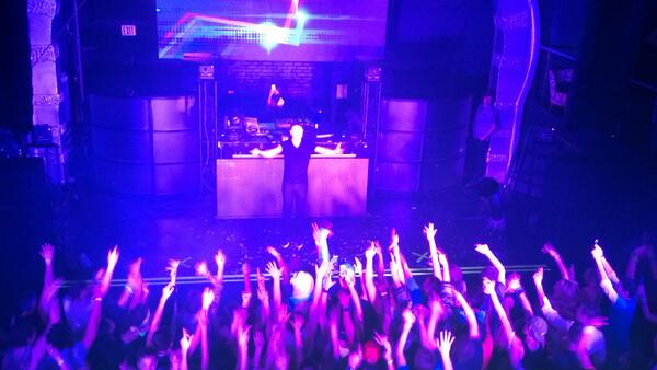 studrimudri's tweet photo. @BorgeousMusic showing us some love on stage @ElektricityEDM thanks @reactdetroit http://t.co/yYvFgOuVsq