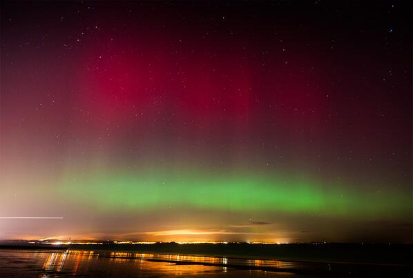 PeteUrwin's tweet photo. And found this one which I'd somehow missed... towering columns of red! #aurora #edinburgh #porty http://t.co/FPXlAvHuHD