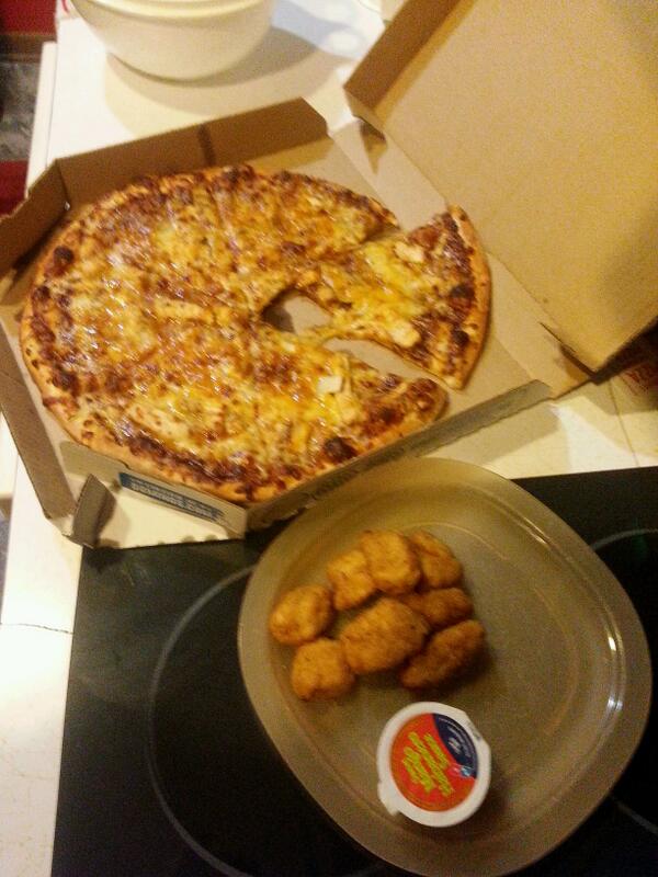 RomenFreddy's tweet photo. This cost me $21, @dominos guys that's not a Brooklyn style pizza #corporate-ripoff #pizzalover69 http://t.co/HAAGlFq8cA